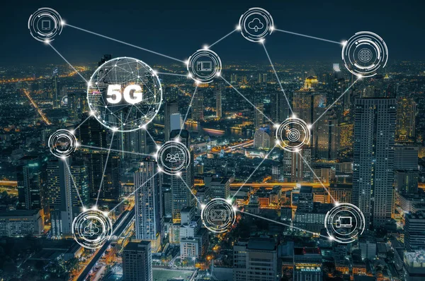 5g teknoloji çeşitli simge ile bir şey closeup Bangkok cityscape, kablosuz iletişim bağlantı ağ kavramı üzerinden Internet.