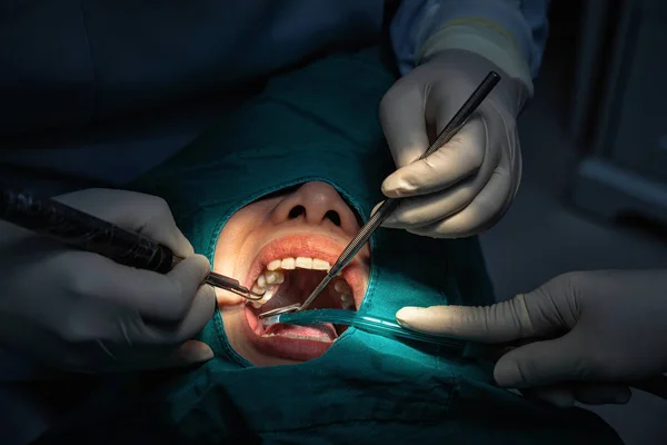 Closeup Dentista Assistente Operando Para Verificação Limpeza Dos Dentes Clínica — Fotografia de Stock