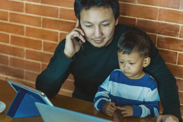 Asiático Padre Soltero Con Hijo Están Buscando Historieta Través Tecnología — Foto de Stock