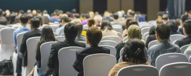 Afiş kapak sayfasından konferans salonu veya Seminer Toplantı, iş ve eğitim yatırım kavramı hakkında sahnede hoparlörler dinleme seyirci arkadan görünüş