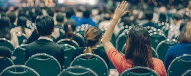 Sahne Alanı'ndaki hoparlör soru büyük salonu toplantı veya seminer odası, iş ve eğitim kavramı, afiş ve web sayfası veya kapak şablonu acton yerinde eli cevap için seyirci görünümünde arka