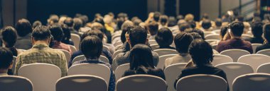 Afiş kapak sayfasından konferans salonu veya Seminer Toplantı, iş ve eğitim yatırım kavramı hakkında sahnede hoparlörler dinleme seyirci arkadan görünüş