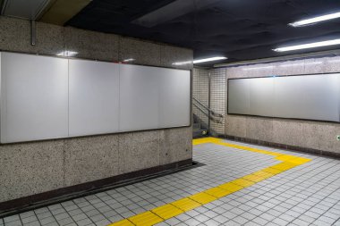 Boş billboard yeraltı salonu veya reklam, mockup kavramı, metro bulunan düşük ışık hızı çekim