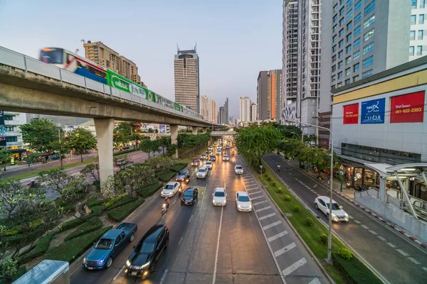 交通渋滞と高架鉄道バンコク タイで 2018 日の日没時のラッシュアワーの地下鉄システム バンコク タイ王国 2018年 交通の鉄道駅 — ストック写真