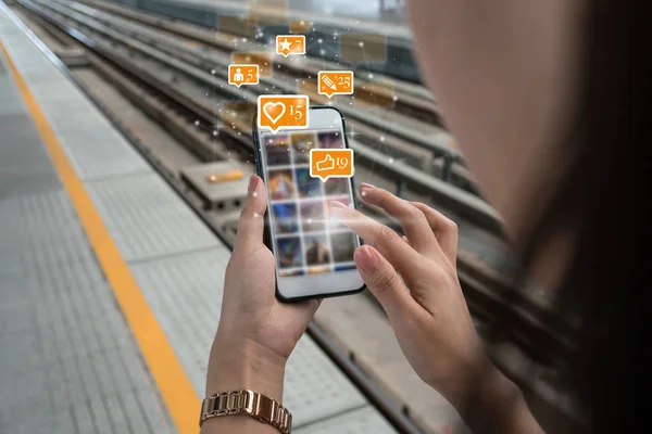特写镜头的妇女使用智能手机的社交网络媒体与数量的喜欢 人和黄光石图标在轻轨铁路或地铁在城市旅行 社会网络概念 — 图库照片