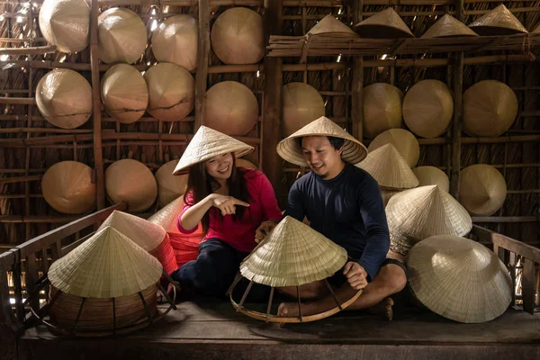 Asian Couple Traveler Craftsman Making Traditional Vietnam Hat Old Traditional — Stock Photo, Image