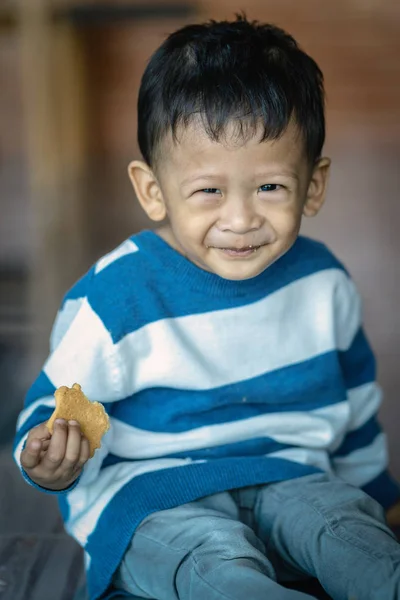집에서 쿠키를 아시아 소년의 초상화 — 스톡 사진