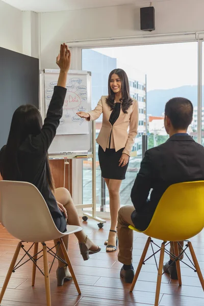 Busiensswoman Asiática Que Presenta Big Data Sobre Gráfico Colegas Trabajo —  Fotos de Stock