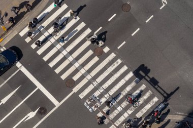 Tokyo, Japonya - Şubat 2019: Yayalar kalabalık tanımlanmamış insan Üstgeçit yürüyüş üstten görünüm sokak kavşak çapraz-yürüyüş güneş dat Tokyo ile Şubat 16, 2019, Tokyo, Japonya