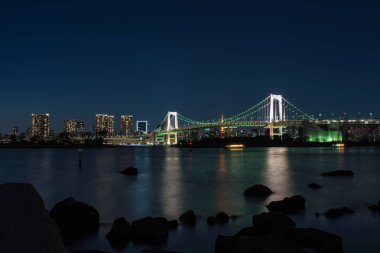 Alacakaranlık zamanda, Odaiba, Japonya Tokyo Gökkuşağı Köprüsü sahne