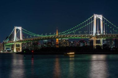 Alacakaranlık saat, Odaiba, Japonya kule tokyo görebilirsiniz Tokyo Gökkuşağı Köprüsü sahne