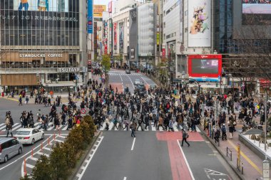 Tokyo, Japonya - Şubat 2019 : Tanımsız İnsanlar ve araba Crowd havadan görünüm pedestrains kavşak çapraz yürüyüş Shibuya yaya geçidi araba trafiği öğleden sonra 14, 2019 Tokyo, Japonya.