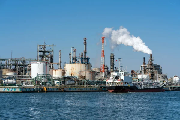 Escena Refinería Petróleo Zona Industrial Junto Río Hora Trabajo Que — Foto de Stock