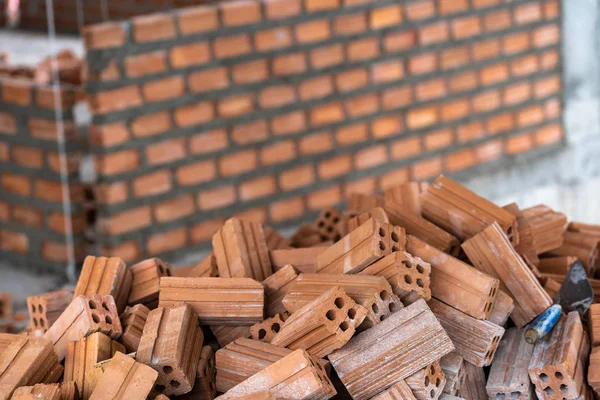 Pila Ladrillo Preparándose Para Mansonería Sobre Foto Borrosa Fondo Pared —  Fotos de Stock