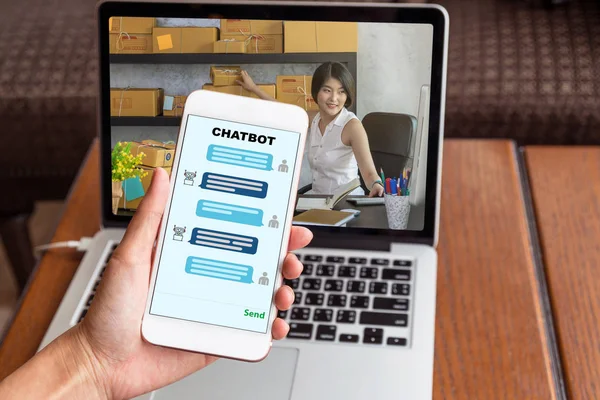 여성의 휴대폰 Chatbot 메시지 아시아 소유자 비즈니스 Prepaing 패키지 온라인 — 스톡 사진