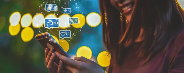 Handbanner Einer Asiatischen Frau Mit Smartphone Und Touchscreen Für Soziale — Stockfoto