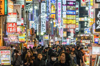 Tokyo, Japonya - Şubat 2019: gece Pazar Caddesinde shinjuku Station Kabukicho Şubat 19, 2019 Tokyo, Japon Kültür ve alışveriş neon sokak kavramı etrafta kalabalık tanımsız insanlar