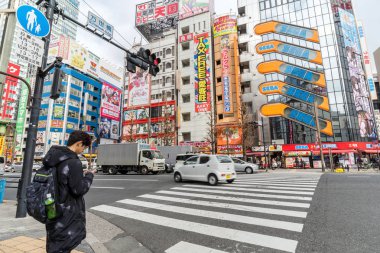 Tokyo, Japonya - Şubat 2019: yayalar kalabalık tanımsız insanlar Üstgeçit yürüyüş sokak kavşak çapraz-yürüyüş Akihabara içinde Şubat 13, 2019 Tokyo,Japan.culture ve elektrik şehir alışveriş alanı