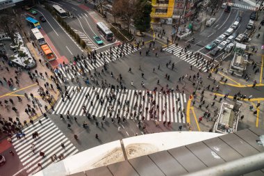 Tokyo, Japonya - Şubat 2019: Tanımsız insanlar ve araba kalabalık areial görünümü pedestrains kavşak çapraz yürüme Shibuya yaya geçidi araba trafik anda öğleden sonra üzerinde Şubat 14, 2019, Tokyo, Japonya.