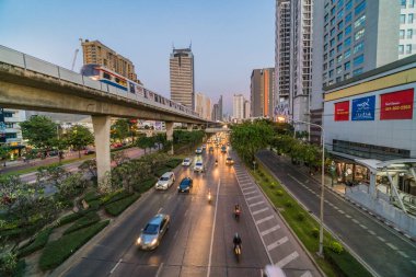 Bangkok, Tayland - Aralık 2018: Ulaşım demiryolu İstasyonu ile trafik sıkışıklığı ve yükseltilmiş tren metro sistemi acele saat üzerinde 25 Aralık 2018 günbatımı anda Bangkok, Tayland