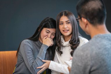 Asya erkek profesyonel psikolog doktor ev veya hastane muayene odası, Ruh sağlığı Kavramı modern oturma odasında ilişki sorunu olan aşıklar hastalara danışın veren