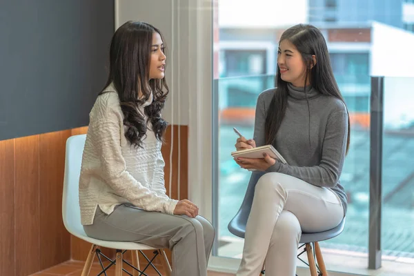 Asian Woman Professional Psychologist Doctor Giving Consult Female Patients Modern — Stock Photo, Image