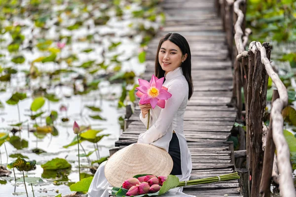 Retrato Bela Mulher Vietnamita Com Chapéu Tradicional Vietnam Segurando Lótus — Fotografia de Stock