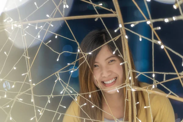 Primer Plano Retrato Mujer Asiática Con Luz Noche Feliz Navidad —  Fotos de Stock