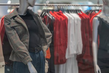 Alışveriş bölümü mağazasında alışveriş, iş moda ve reklam kavramı için rahat kıyafetler giymiş kadın manken parçası