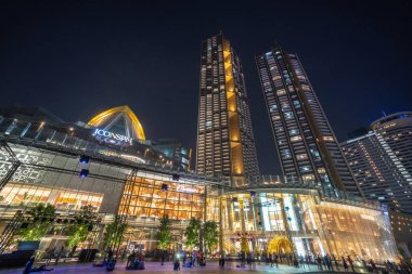 Bangkok, Tayland - Jan 2019: Iconsiam mağaza ve Manolya Waterfront konut üzerinde 31 Ocak 2018, bangkok, Tayland gece anda. Iconsiam zaten açık 9 Kasım 2018