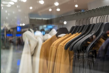 giyim mağaza alışveriş, iş moda ve reklam kavramı için alışveriş, gözlük dükkanı satırında