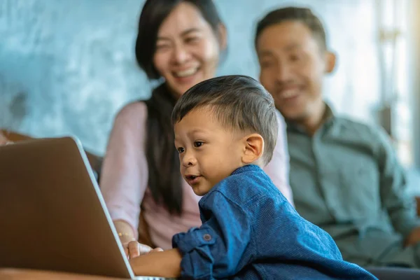 Familia Asiática Con Hijo Están Buscando Historieta Través Tecnología Portátil — Foto de Stock