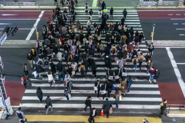 Tokyo, Japonya-Şubat 2019: kalabalık tanımlanamayan insanlar sokakta yürüyüş-Shinjuku Tokyo kentinde araba trafiği ile gece Febuary 16, 2019, Japon Kültür ve alışveriş Neon sokak konsepti ile yürüyüş
