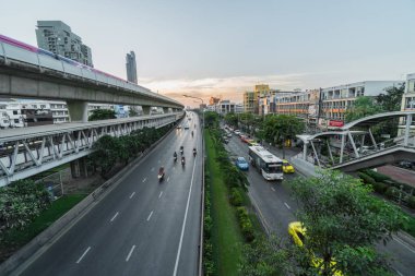 Bangkok, Tayland - Aralık 2018: Ulaşım demiryolu İstasyonu ile trafik sıkışıklığı ve yükseltilmiş tren metro sistemi acele saat üzerinde 25 Aralık 2018 günbatımı anda Bangkok, Tayland