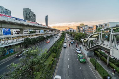 Bangkok, Tayland - Aralık 2018: Ulaşım demiryolu İstasyonu ile trafik sıkışıklığı ve yükseltilmiş tren metro sistemi acele saat üzerinde 25 Aralık 2018 günbatımı anda Bangkok, Tayland