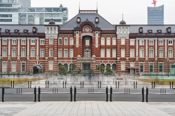 Araba trafiği Tokyo şehir, Japonya ile Tokyo İstasyonu ve Marunouchi de ziyaret ve zevk insanların sahne. bina mimarisi ve dönüm noktası kavramı