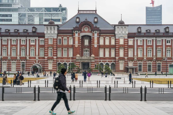 Tokyo, Japonya-Şubat 2019: Crowd tanımsız insanlar ziyaret ve Tokyo Istasyonu ve Marunouchi araba trafiği Tokyo şehir Febuary 19, 2019, bina mimarisi ve dönüm noktası konsepti ile zevk