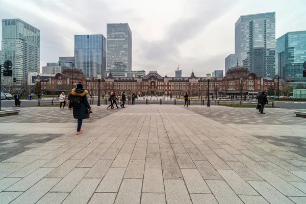 2019年2月 2019年2月19日に東京駅と丸の内を車の交通で訪れ 楽しむ群衆の建築とランドマークコンセプト — ストック写真