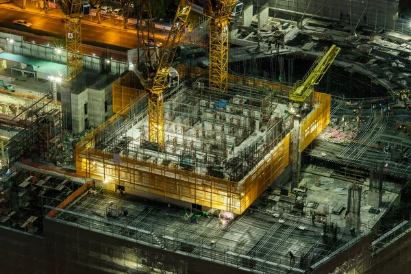 バンコク 2018年 未定義の労働者が建設中で作業しているし クレーンは 日の夜の時間でバンコクのダウンタウンの建物を建て 2018 — ストック写真