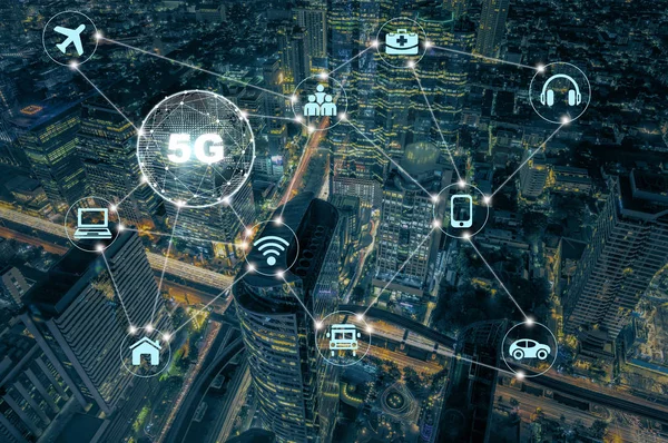 Gece saatlerinde saat çalıştıktan sonra trafik sıkışıklığı ile Modern binanın Üst görünümü üzerinde şey çeşitli simge internet ile 5g teknolojisi, Kablosuz iletişim bağlantısı ağ kavramı.