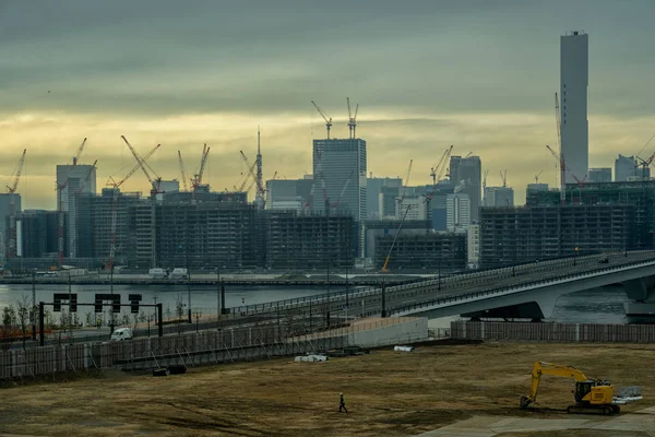 Odaiba Alanı Tokyo Japonya Çevresinde Alacakaranlık Zamanında Yapım Aşamasında Bina — Stok fotoğraf