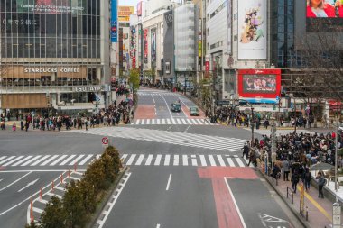 Tokyo, Japonya - Şubat 2019 : Tanımsız İnsanlar ve araba Crowd havadan görünüm pedestrains kavşak çapraz yürüyüş Shibuya yaya geçidi araba trafiği öğleden sonra 14, 2019 Tokyo, Japonya.