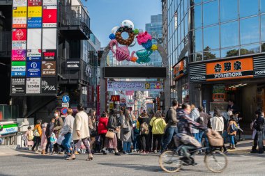 Tokyo, Japonya - Şubat 2019 : Birçok Tanımlanmamış Japon ve yabancı