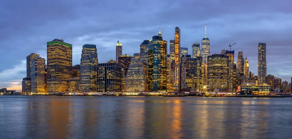 Alacakaranlık Saatinde Doğu Nehri Yanında Brooklyn Köprüsü Ile New York — Stok fotoğraf