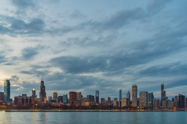 Scena di Chicago Cityscape lato fiume lungo il lago Michigan a bea — Foto Stock