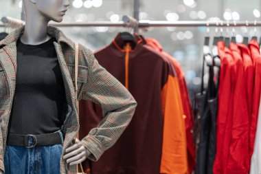 Alışveriş bölümü mağazasında alışveriş, iş moda ve reklam kavramı için rahat kıyafetler giymiş kadın manken parçası