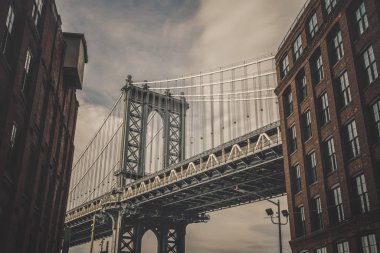 New York 'ta eski tuğla bina ile Manhattan Köprüsü görebilirsiniz Dumbo görünüm noktası, ABD şehir silüeti, mimari ve Turizm konsepti ile bina