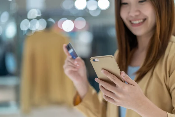 Nahaufnahme Asiatische Frau Mit Kreditkarte Mit Handy Für Den Online — Stockfoto