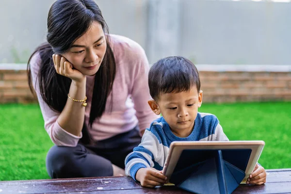 Familia Asiática Con Hijo Están Buscando Historieta Través Tableta Tecnología — Foto de Stock