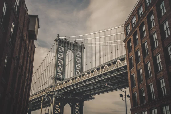 Dumbo观景点 可以看到曼哈顿桥与旧砖建筑在纽约市 乌萨市中心天际线 建筑和建筑与旅游概念 — 图库照片